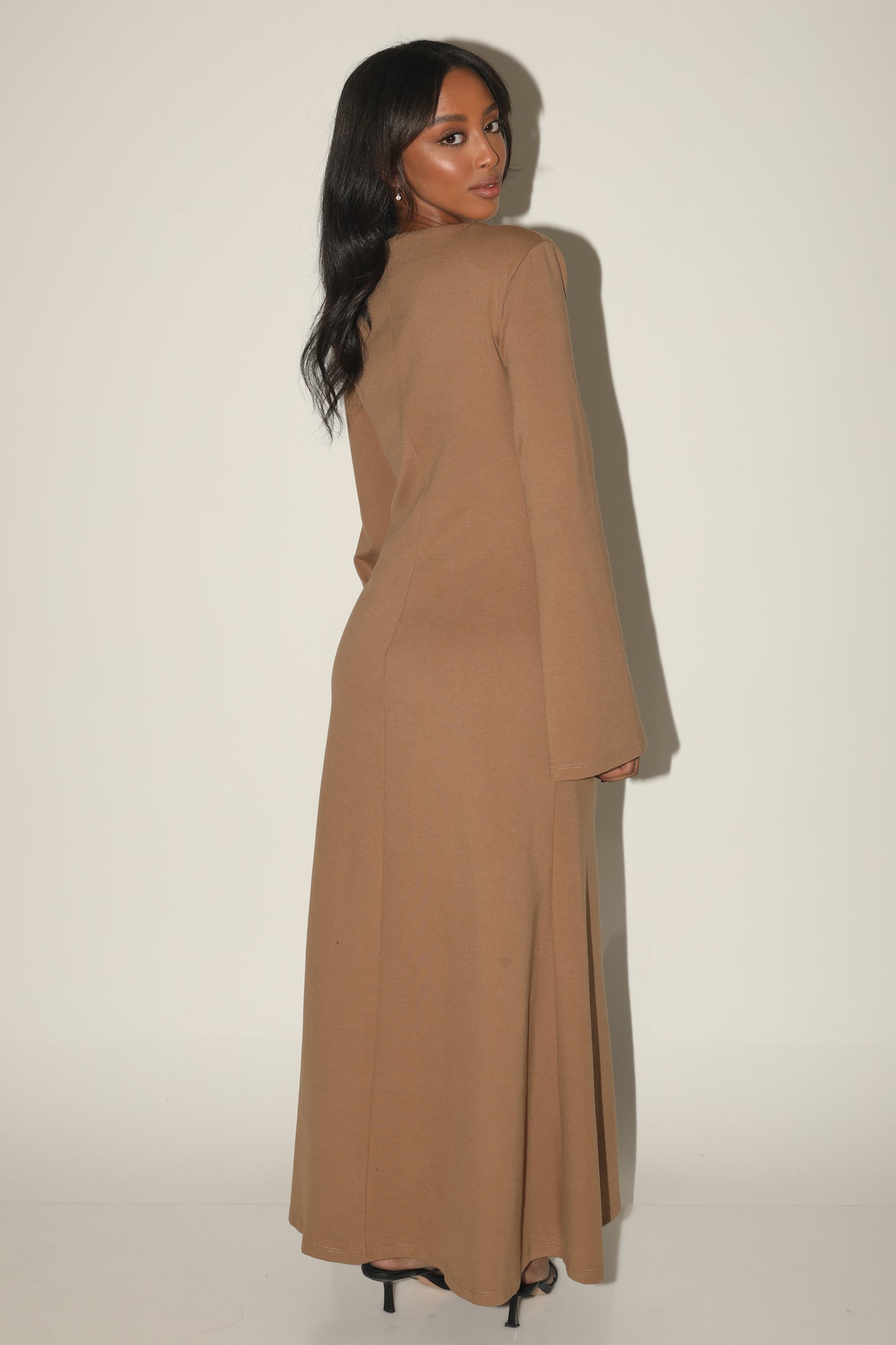 ELEGANT DRESS WITH SHOULDER PADS in BROWN