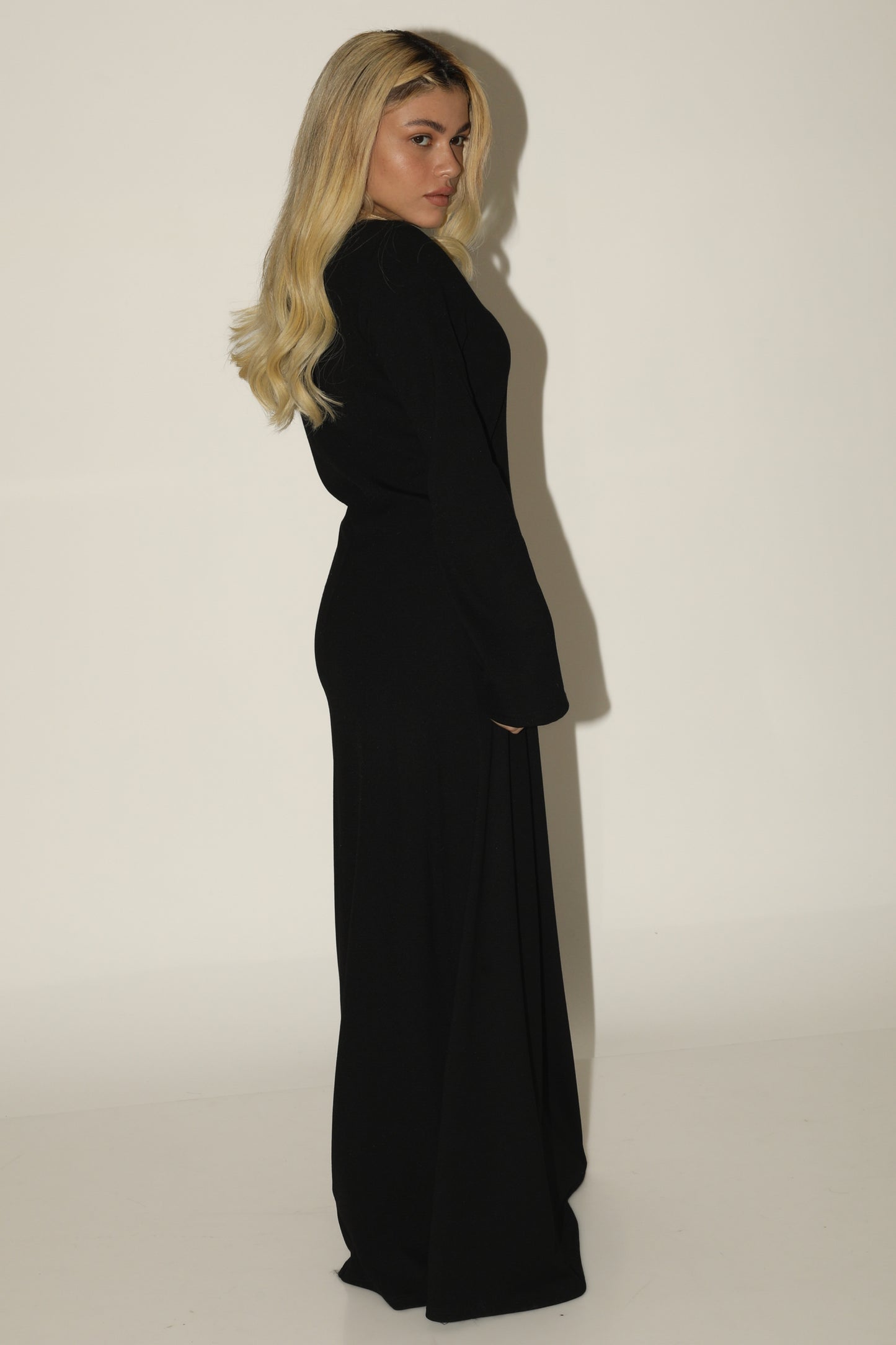 ELEGANT DRESS WITH SHOULDER PADS in BLACK