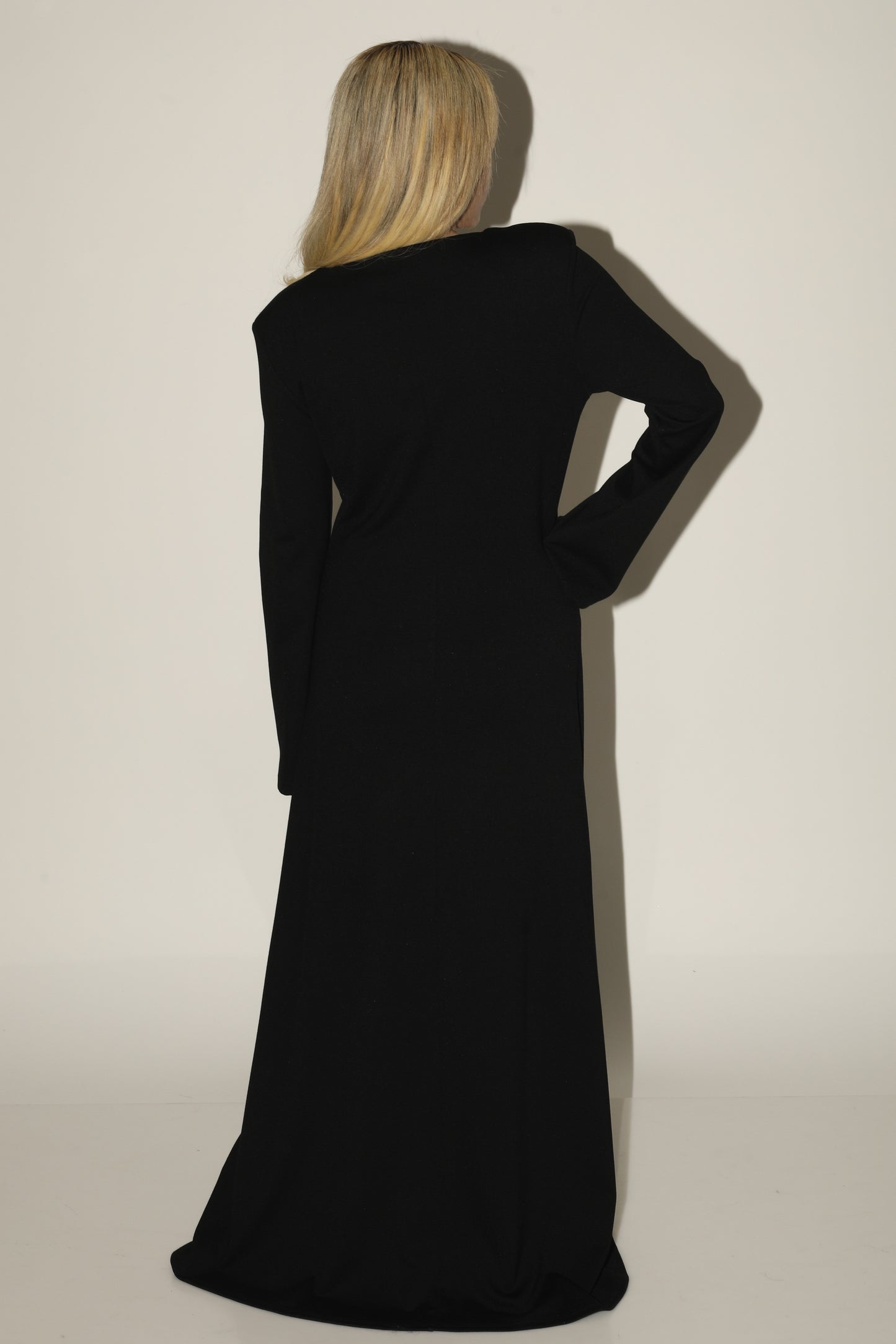 ELEGANT DRESS WITH SHOULDER PADS in BLACK